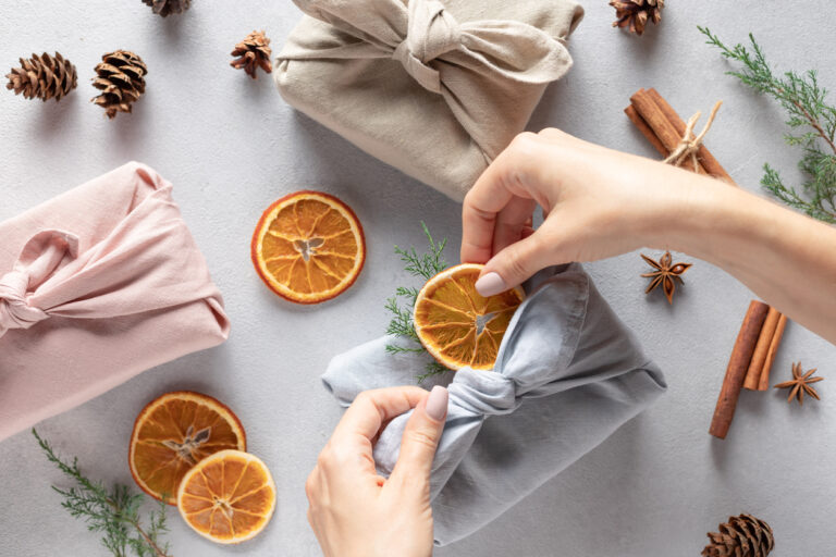 Weihnachtsgeschenke verpacken mit Furoshiki