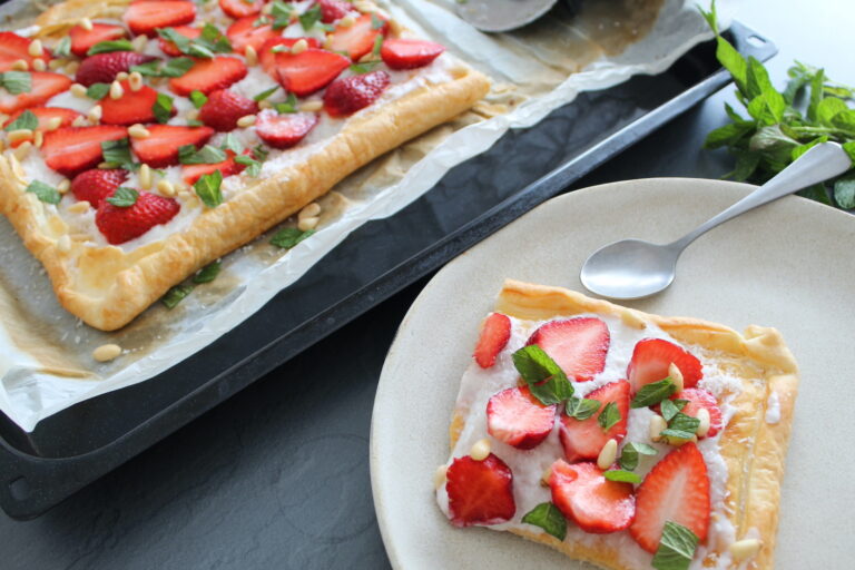 Erdbeer-Tarte mit Crème und Minze