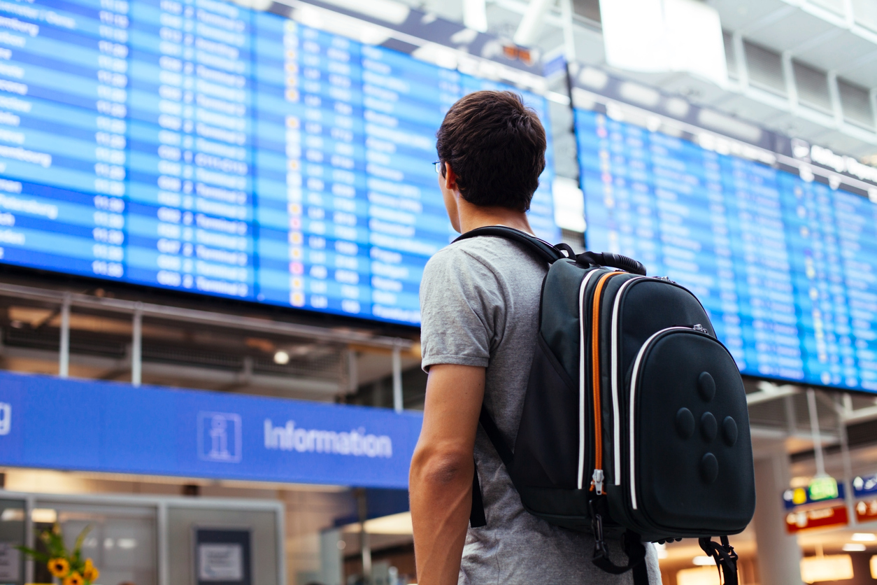 Junger Mann Flughafen